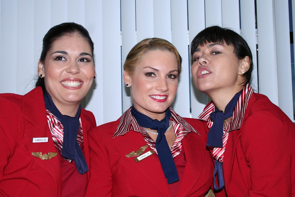 20P Azafatas sexys exponen sus maravillosos traseros y grandes pechos juntos