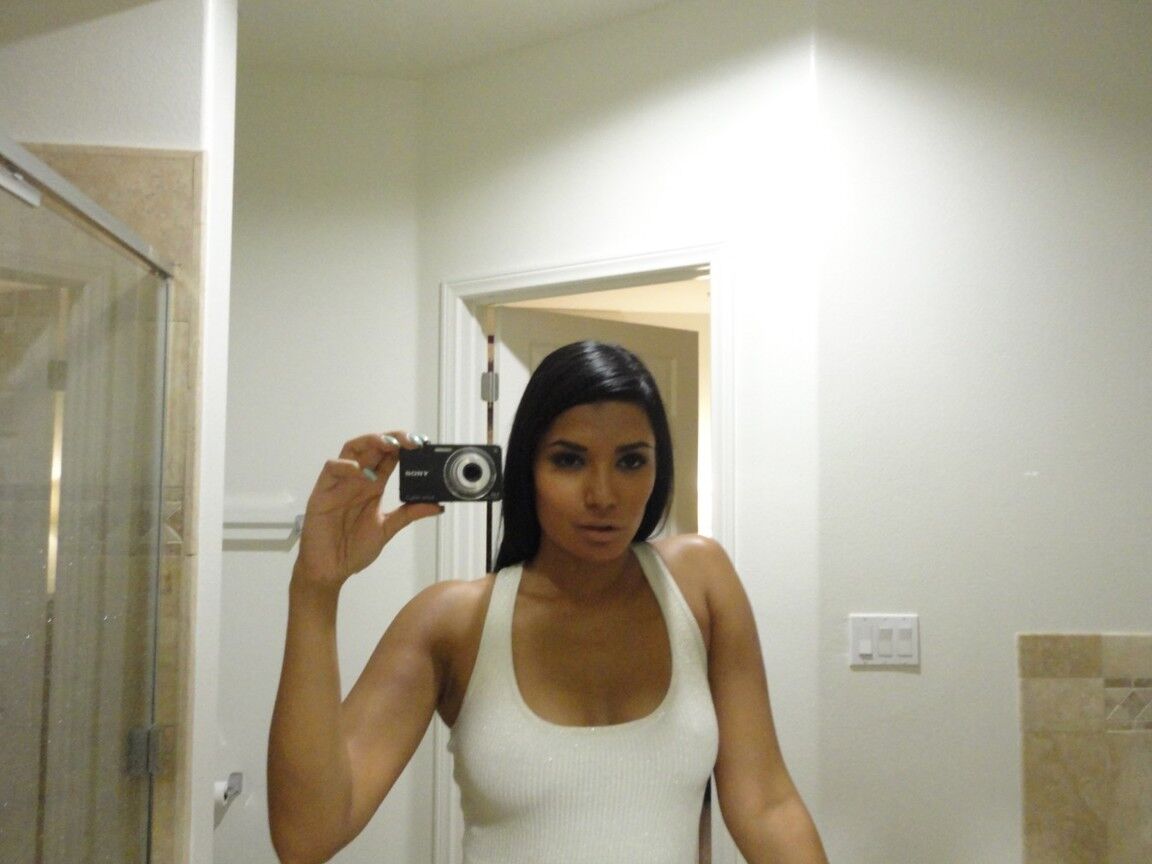 17P ブルネットのアラブ美女シャジア・サハリが鏡の前でセクシーな自撮り写真を撮る