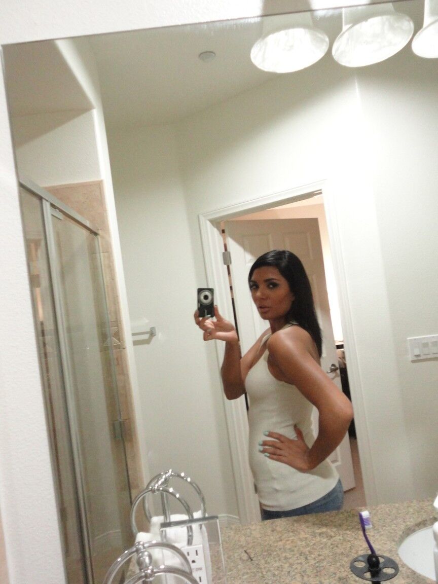 17P ブルネットのアラブ美女シャジア・サハリが鏡の前でセクシーな自撮り写真を撮る