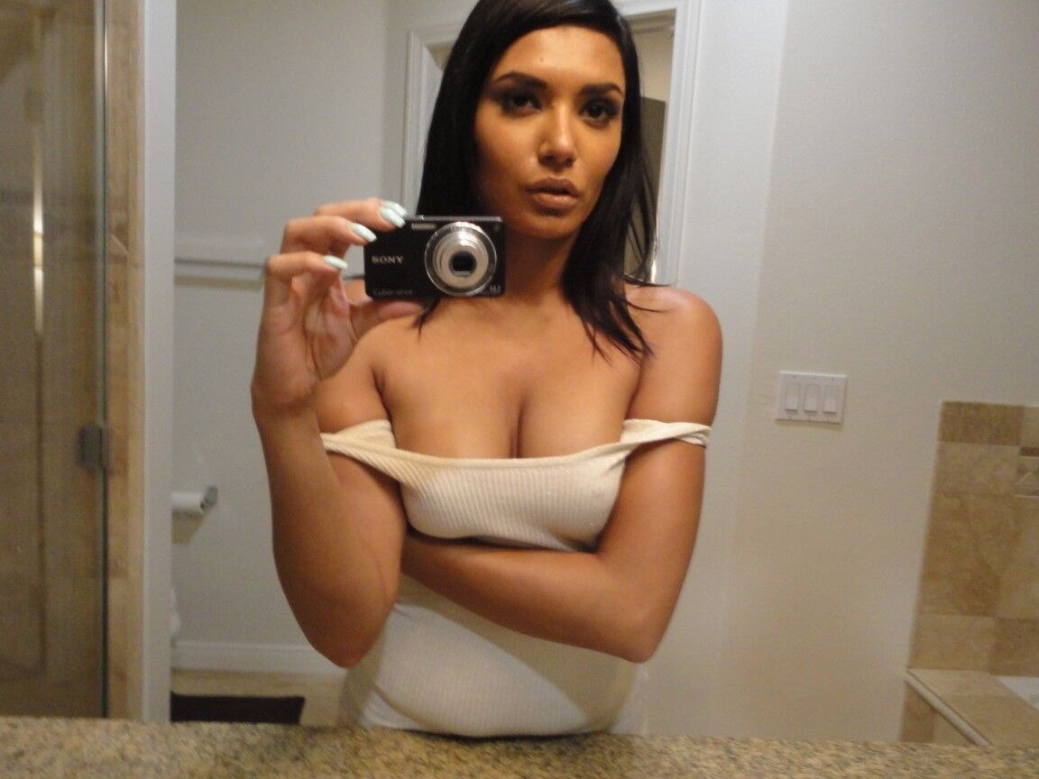 17P ブルネットのアラブ美女シャジア・サハリが鏡の前でセクシーな自撮り写真を撮る