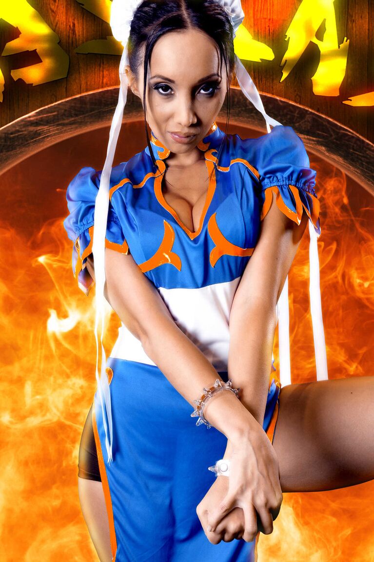 19P La sexy luchadora asiática Katsuni es embestida por su bien dotado oponente Keiran Lee