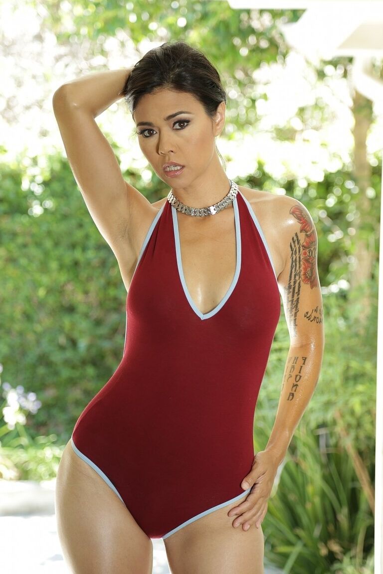 21P Die geile asiatische Mutter Dana Vespoli enthüllt ihre süßen Brüste und beugt sich vor, um ihren Arsch zu zeigen