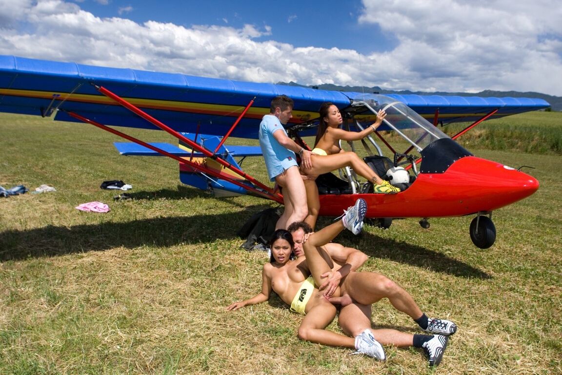 20P Morenas asiáticas Jade Sin e Priva são pegas por dois pilotos excitados