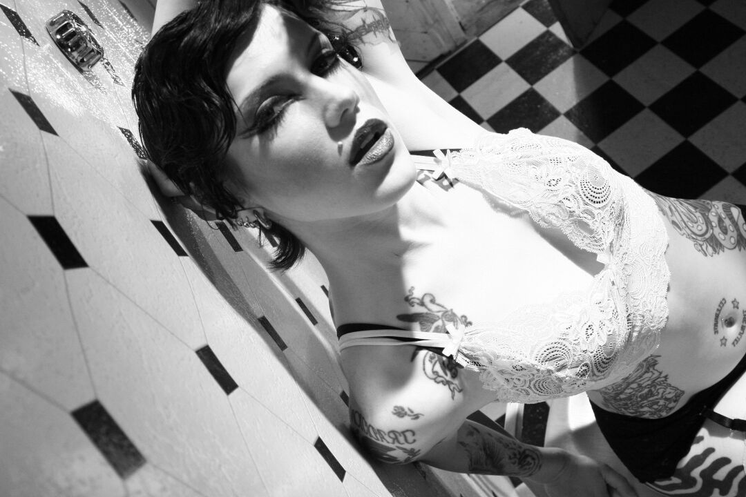 21P Salope aux cheveux courts encrée posant dans sa lingerie sexy et ses talons hauts