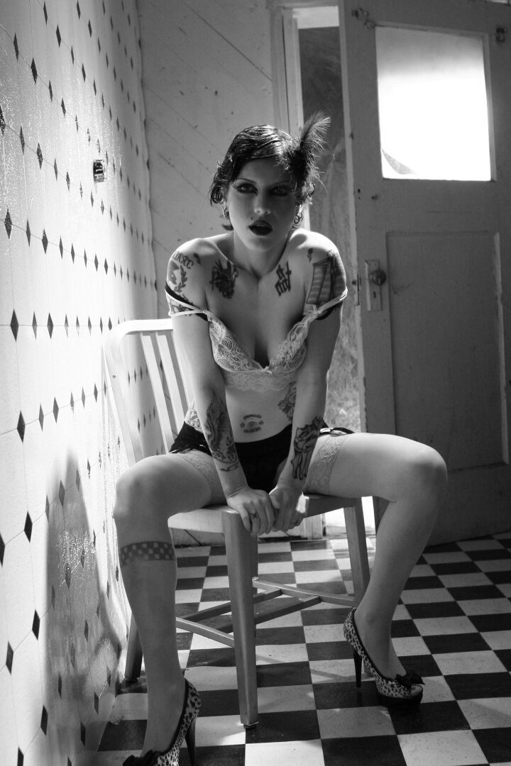 21P Salope aux cheveux courts encrée posant dans sa lingerie sexy et ses talons hauts