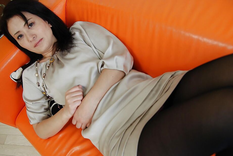 16P かわいいアジアの熟女三浦千里がストリップしてバイブレーターでからかわれる