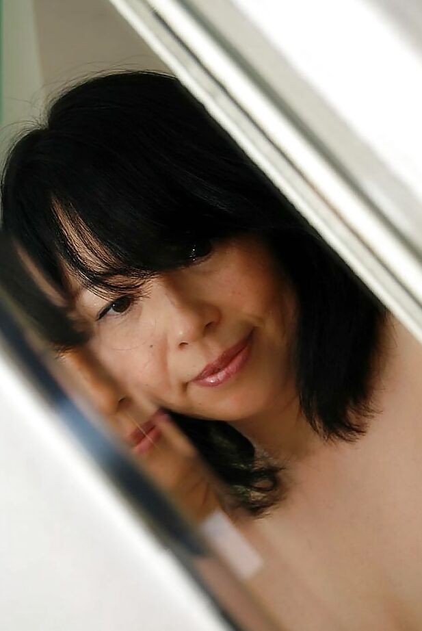 16P Asiática MILF Norie Shibamura se despindo e espalhando os lábios inferiores peludos