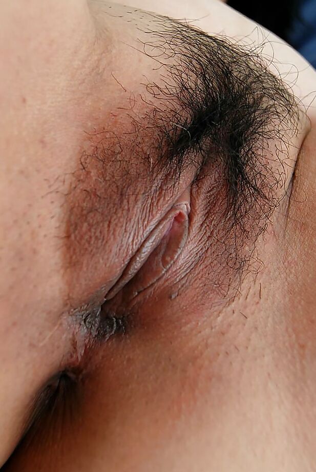 16P Asiática MILF Norie Shibamura se despindo e espalhando os lábios inferiores peludos