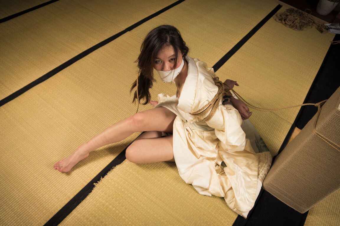 16P 日本人女性の完璧なニャーが縛りセッション中に猿轡をされる