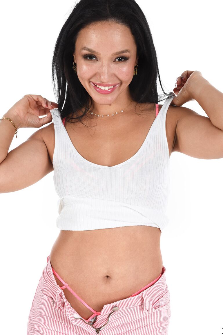 15P Asia Vargas, fille solo asiatique, se déshabille avant de se goder le vagin