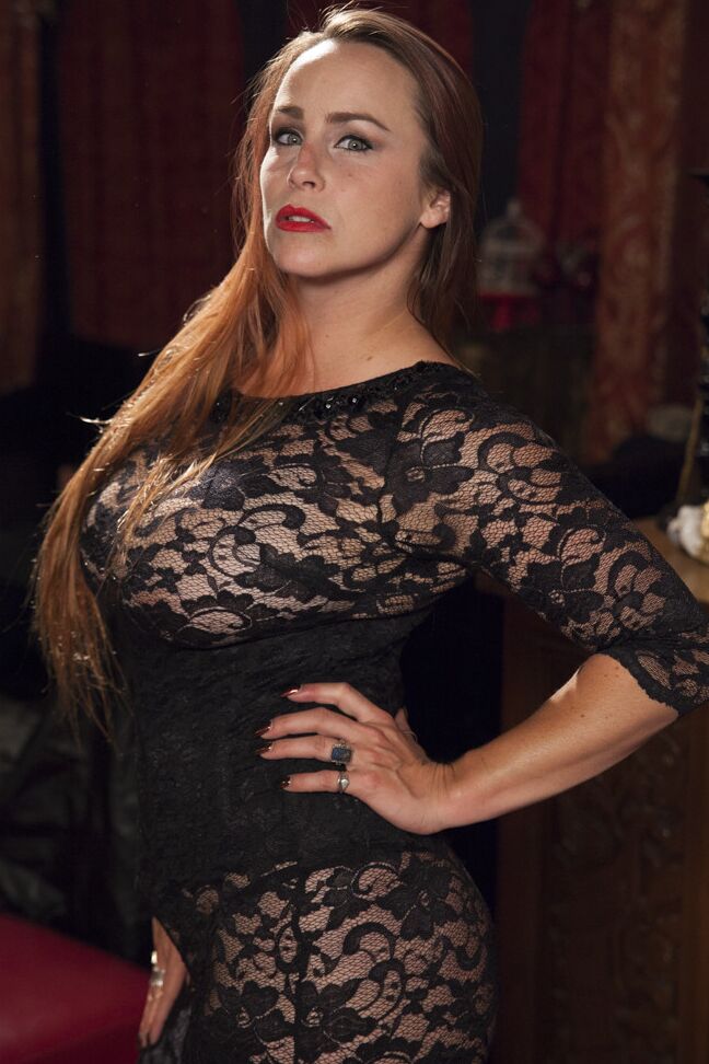 20P Des stars du porno coquines en lingerie en dentelle se déshabillent et se font torturer et baiser