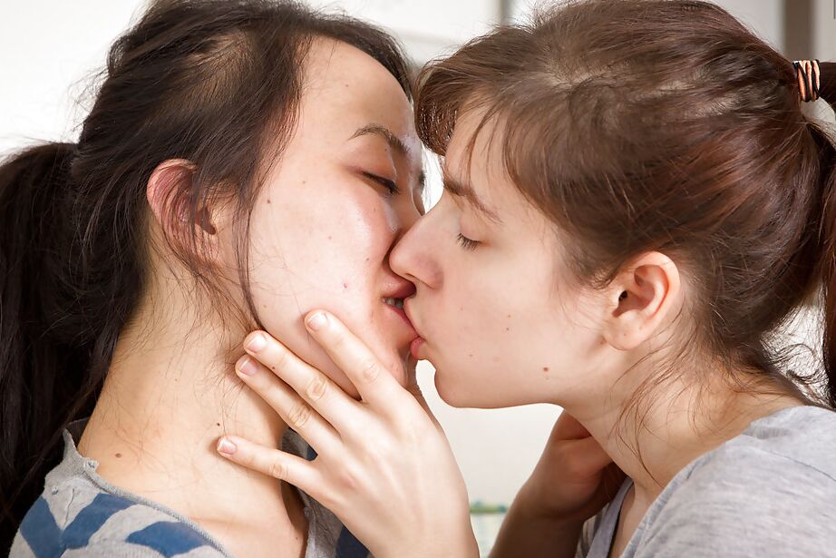16P Jovens lezzies Janee e Sasha M ficam nuas para sexo lésbico adolescente interracial