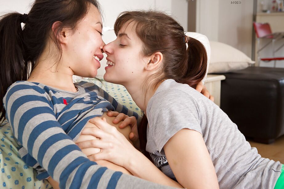16P Jovens lezzies Janee e Sasha M ficam nuas para sexo lésbico adolescente interracial