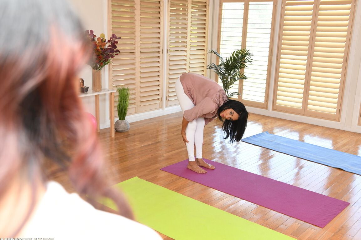 21P Huge boobed Colombian yoga instructor Ariella Ferrera fucks young Elle Voneva