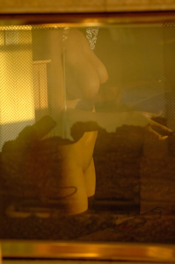 21P Das vollbusige Babe Mai zieht sich nackt aus und masturbiert im Badezimmer