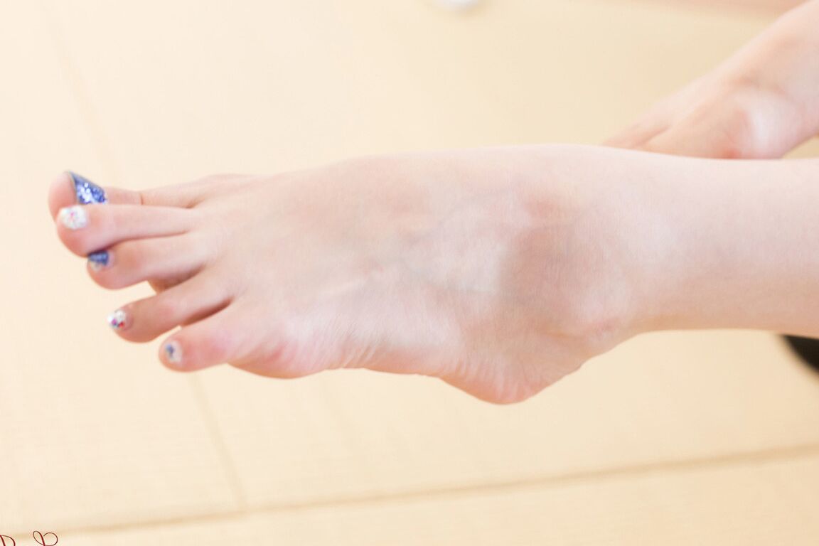 Eine 16-jährige Japanerin entblößt beim Masturbieren ihre Füße mit blauem Nagellack
