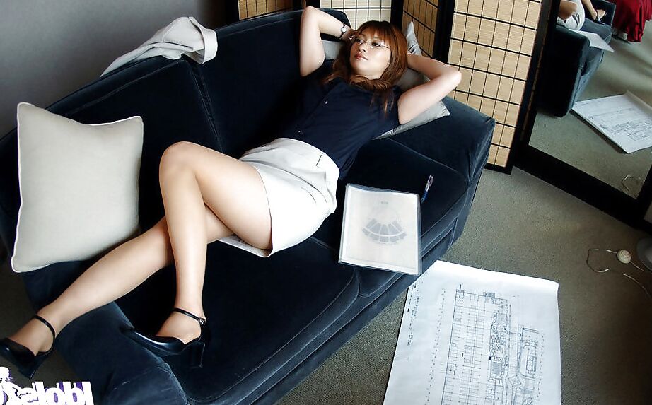 16P メガネをかけたいたずらなアジア人美女が彼女の茂みをストリップしてからかう