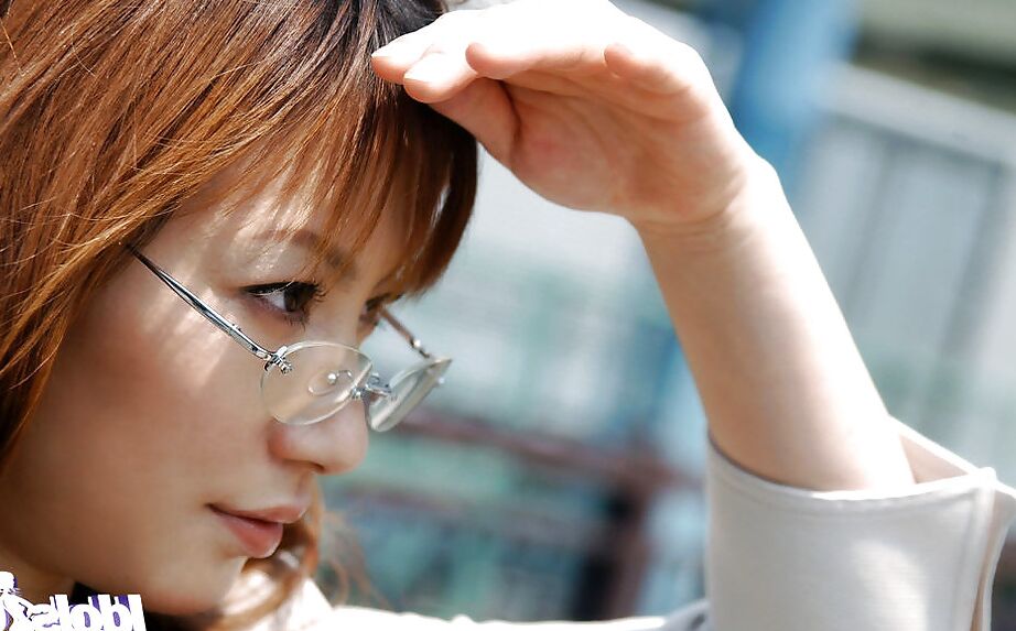 16P メガネをかけたいたずらなアジア人美女が彼女の茂みをストリップしてからかう
