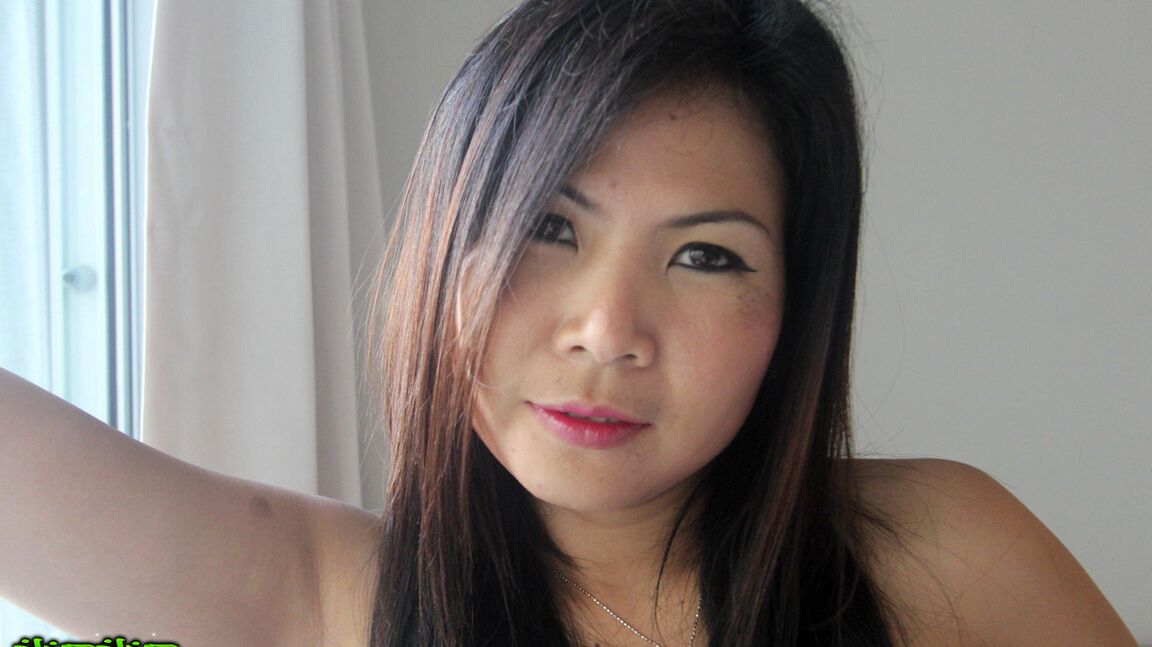 12P Kinky Thai MILF se toca las nalgas sexys y el coño asiático afeitado en la cama