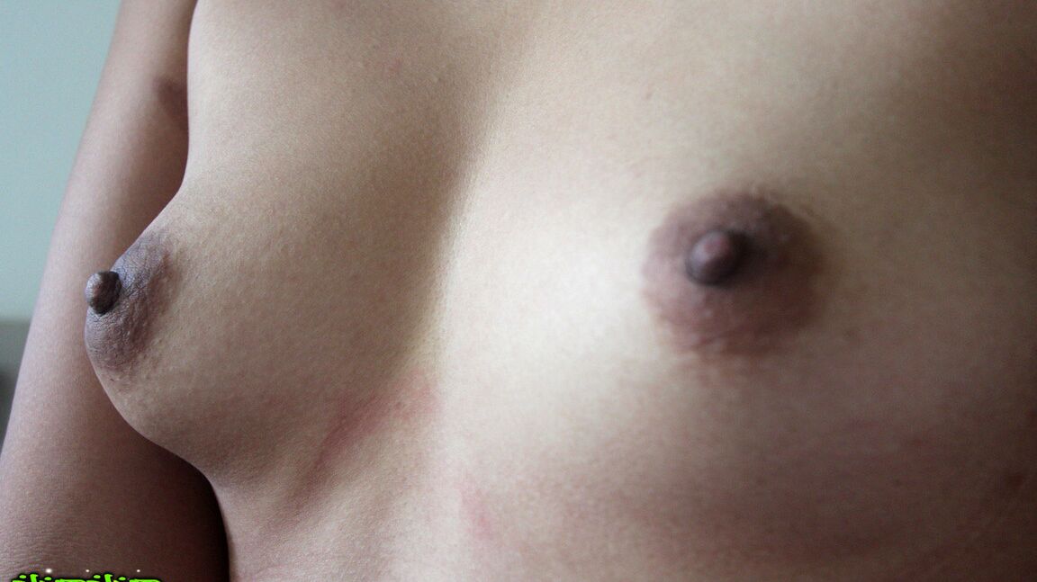 12P Kinky Thai MILF se toca las nalgas sexys y el coño asiático afeitado en la cama