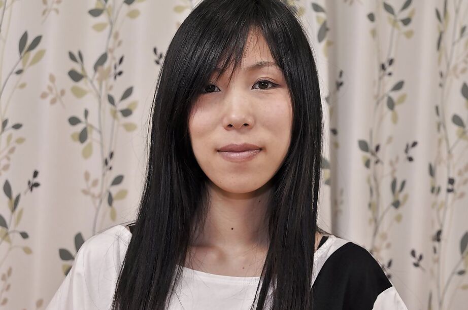 16P ぬるぬるアジア人熟女向井裕子がストリップして毛むくじゃらの傷をいじる