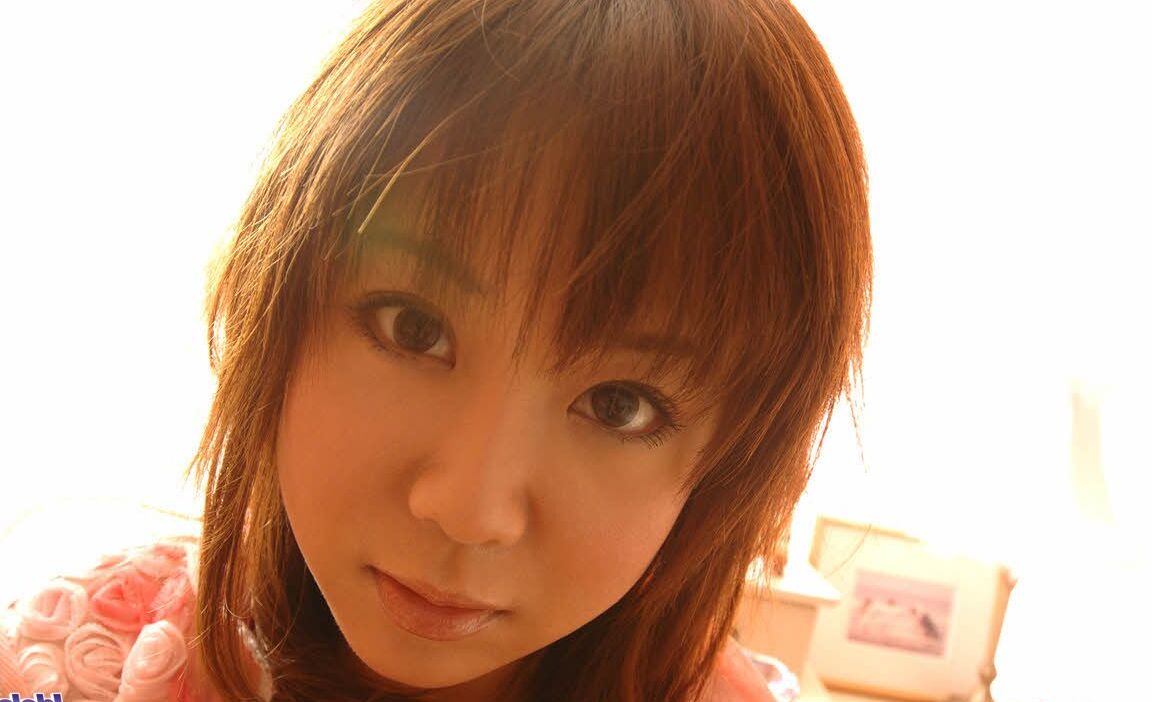 16P L'adorable jeune japonaise Maki se met totalement nue en changeant de lingerie