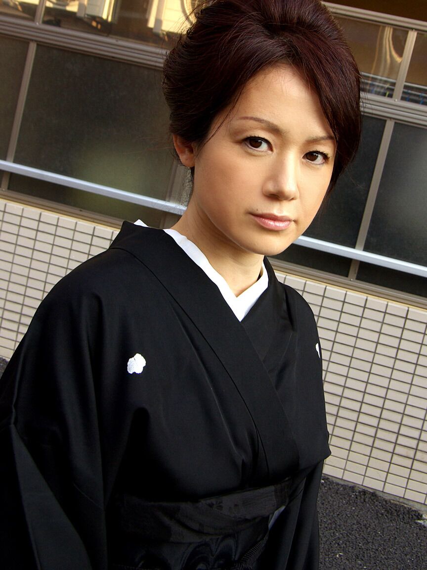 12P Petite Japanese MILF tem sua buceta peluda fodida forte por três jovens galos