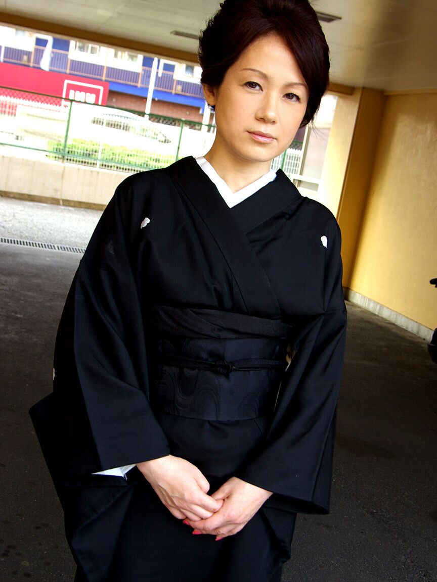 12P Petite Japanese MILF tem sua buceta peluda fodida forte por três jovens galos