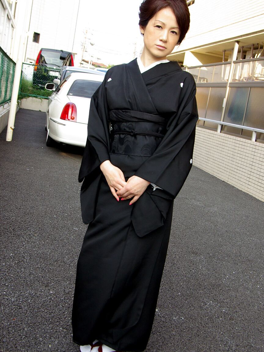 12P Petite Japanese MILF tem sua buceta peluda fodida forte por três jovens galos