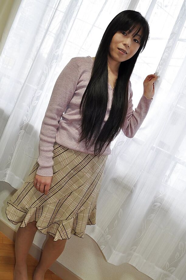 16P MILF asiatique Yasuko Haraguchi se déshabille et fait vibrer sa fente poilue