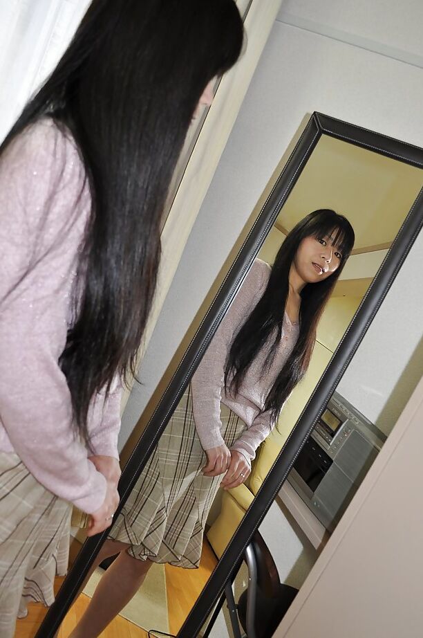 16P MILF asiatique Yasuko Haraguchi se déshabille et fait vibrer sa fente poilue