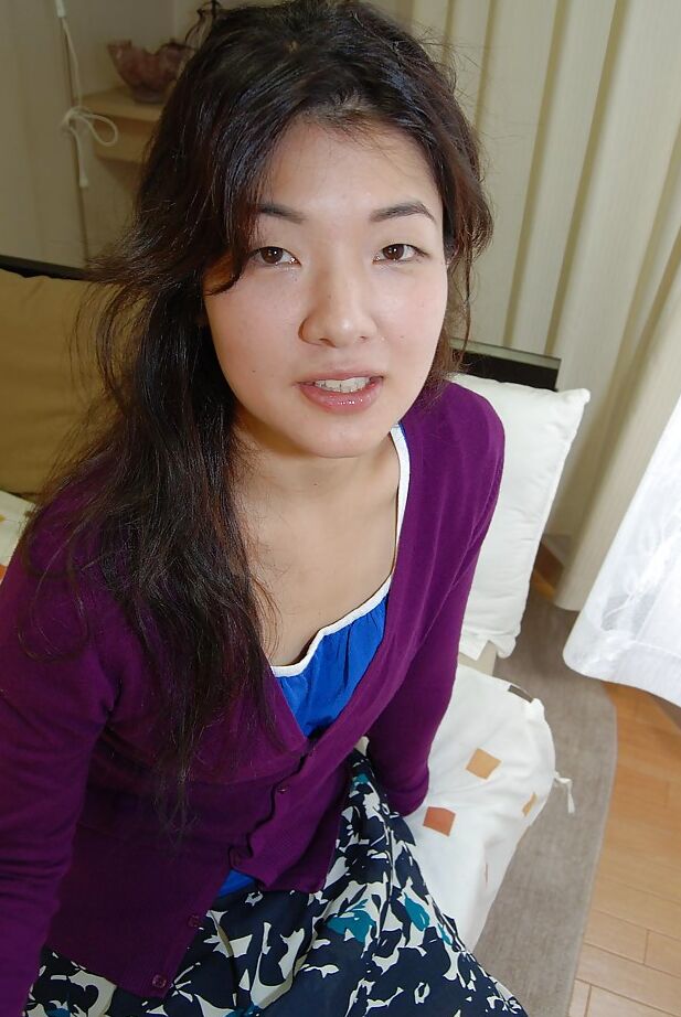16P Milf asiática de pelo moreno Yuko Goto se masturba en primer plano