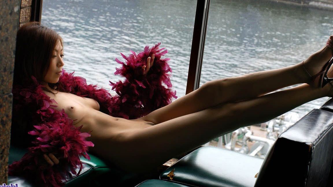 16P Un joli modèle de lingerie asiatique montre ses seins fermes et sa chatte invitante