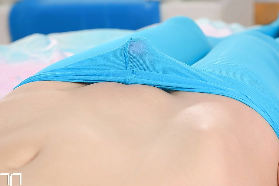 16P You Mi, une asiatique affamée de bite, se déshabille pour montrer ses jambes sexy et se frotter la chatte