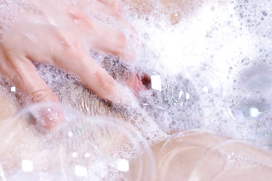 Die 16-jährige asiatische Erstlingsfrau Sailor und ihre haarige Möse werden in der Badewanne nass und seifig