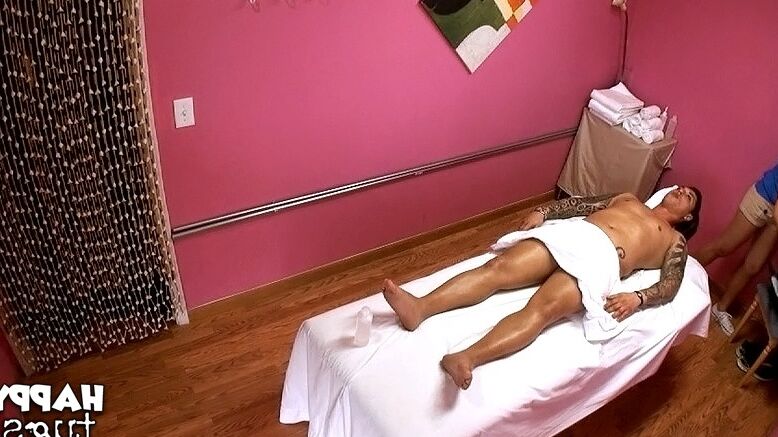 16P Meiko, belle et belle fille asiatique, est la meilleure en matière de massage et de pipe