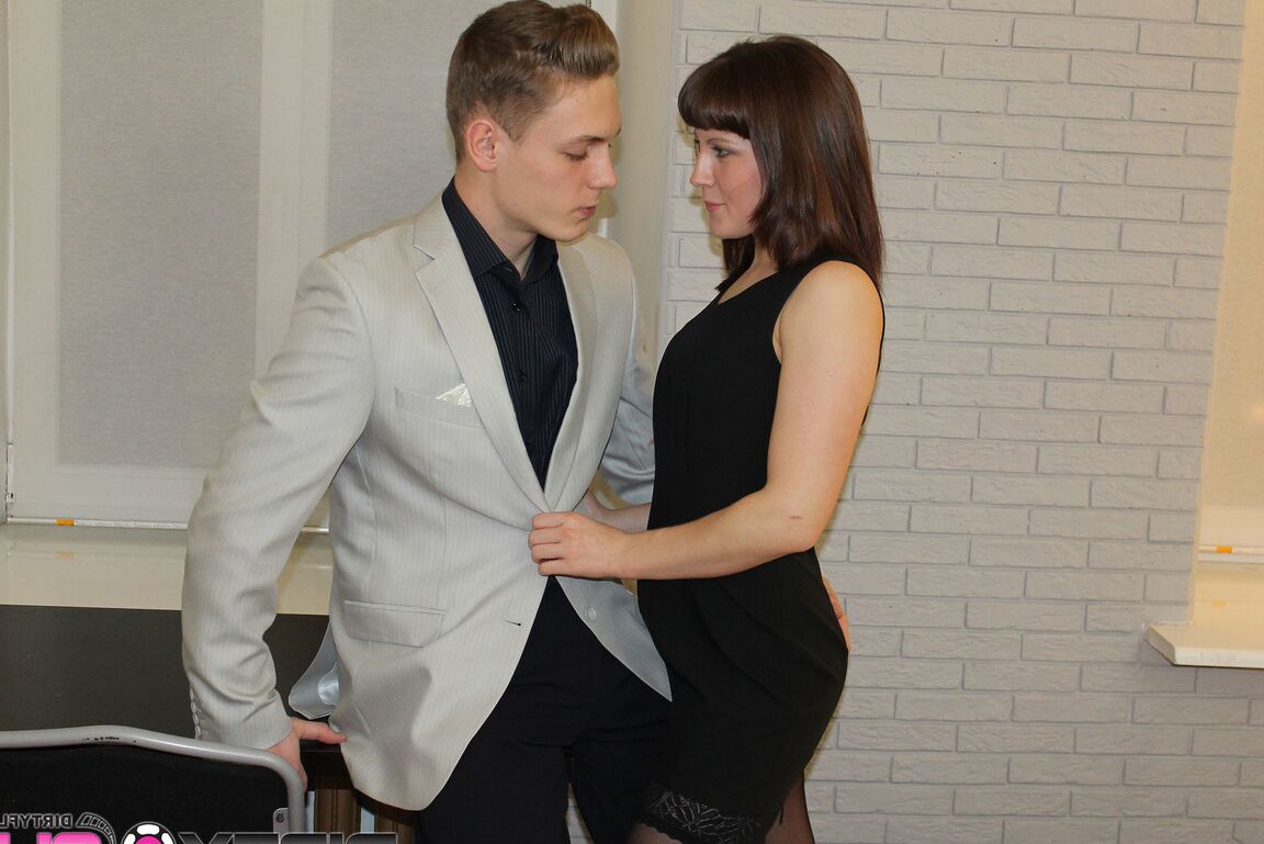 18P La joven amateur Rose en medias hace un striptease antes de follar duro