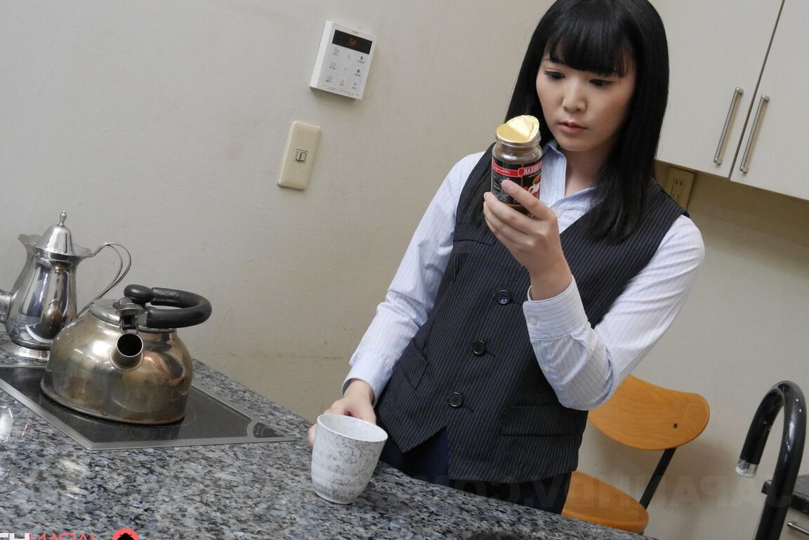 21P A linda gata japonesa do escritório Yui Watanabe é amamentada por seu colega