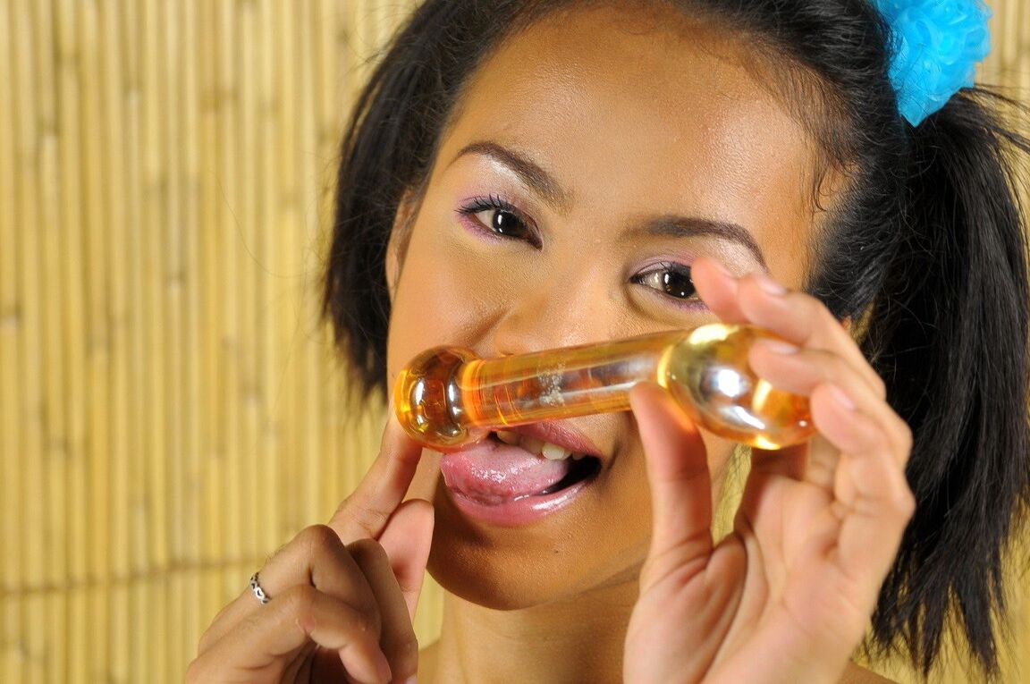 16P Ileen, jeune fille asiatique, enfonce un gode en verre dans sa chatte serrée