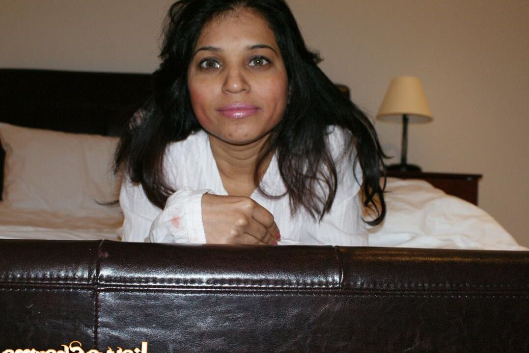 12P La india solitaria Kavya Sharma descubre sus tetas naturales en la cama