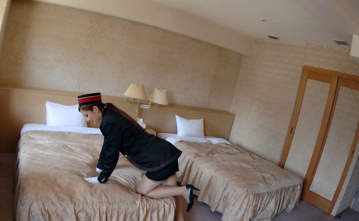 16P 赤髪の日本人ホステスがホテルの部屋で素晴らしい体を愛撫する