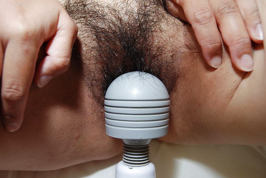 16P Puta asiática madura com boceta peluda é estimulada por um grande vibrador