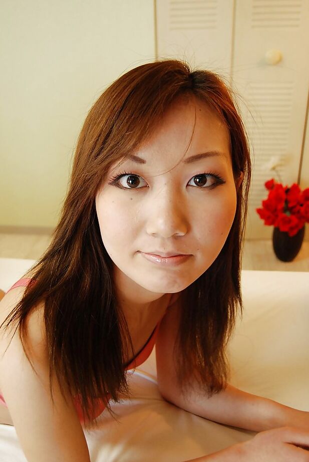 16P Kazuha Kimura, une jeune asiatique enjouée, se déshabille et joue avec sa chatte poilue.