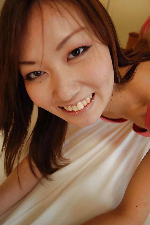 16P Kazuha Kimura, une jeune asiatique enjouée, se déshabille et joue avec sa chatte poilue.