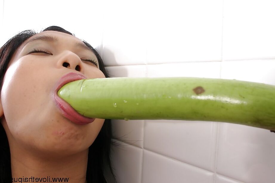 16P Puta asiática com tesão espalha vulva peluda e se masturba com vegetais