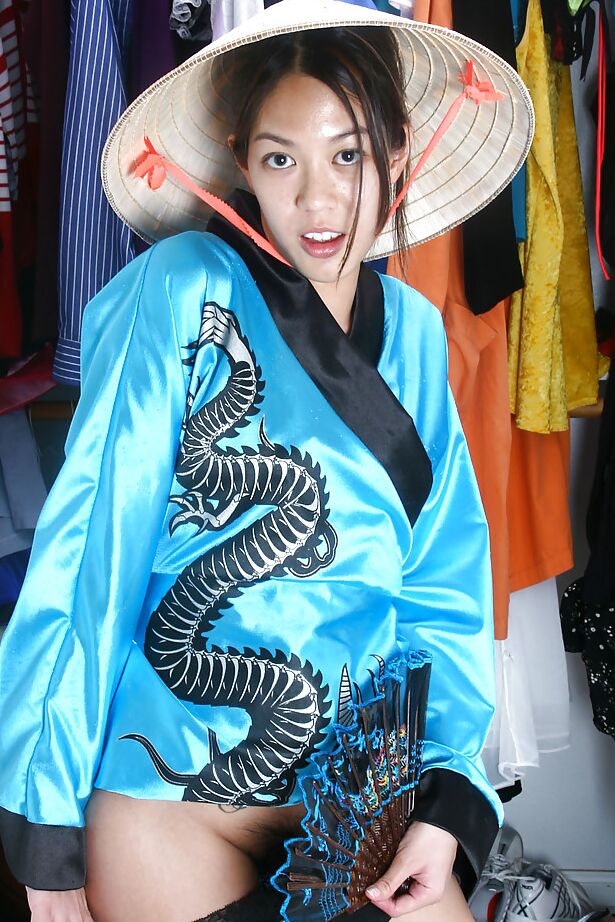 16P Oriental amateur Starlingz mostrando su coño peludo debajo del kimono
