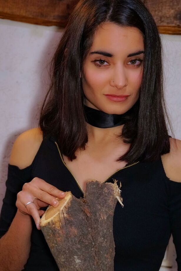 16P A garota excitada Solange usa um atiçador de lareira para apaziguar sua buceta peluda