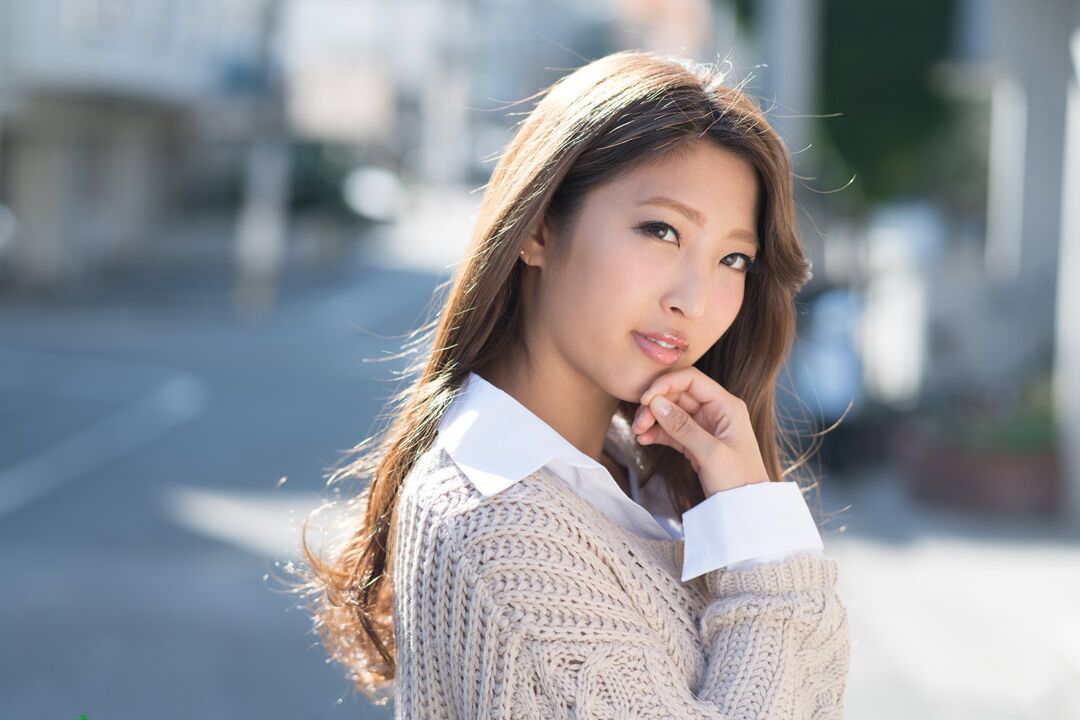 19P La linda japonesa Emiri Momota se masturba con un juguete antes de una explosión caliente