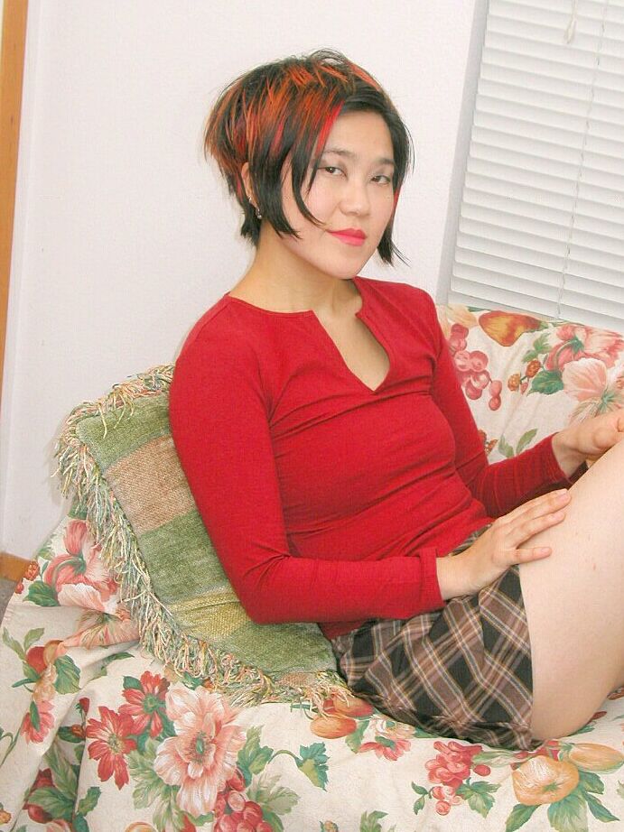 16P Cady amadora asiática exibindo calcinha antes de se masturbar na vagina peluda