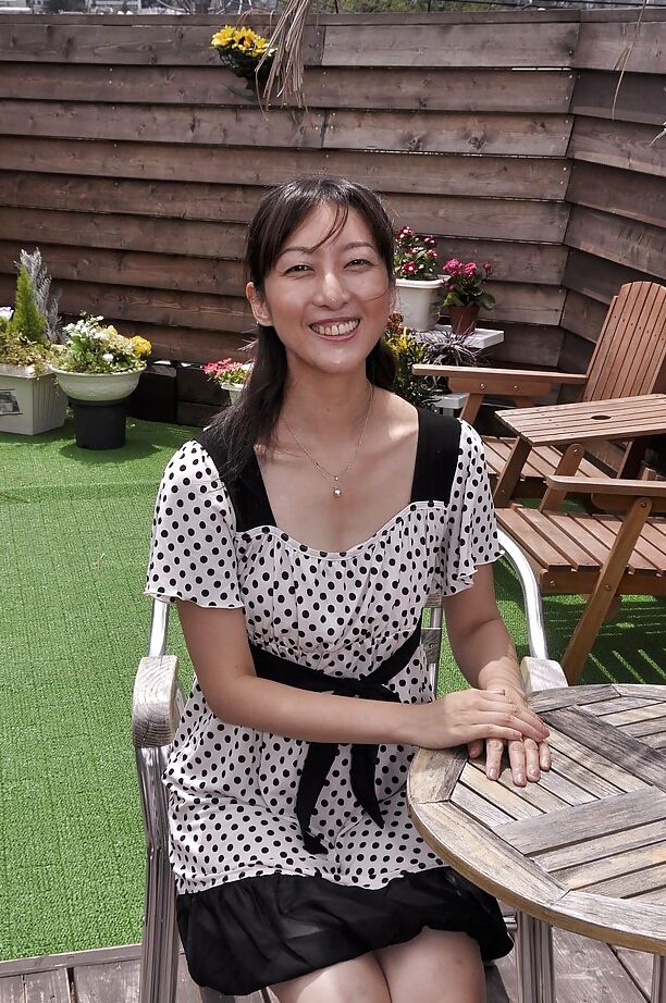 16P Asian MILF Miki Sugimoto esfrega a fenda sob a calcinha e fica nua